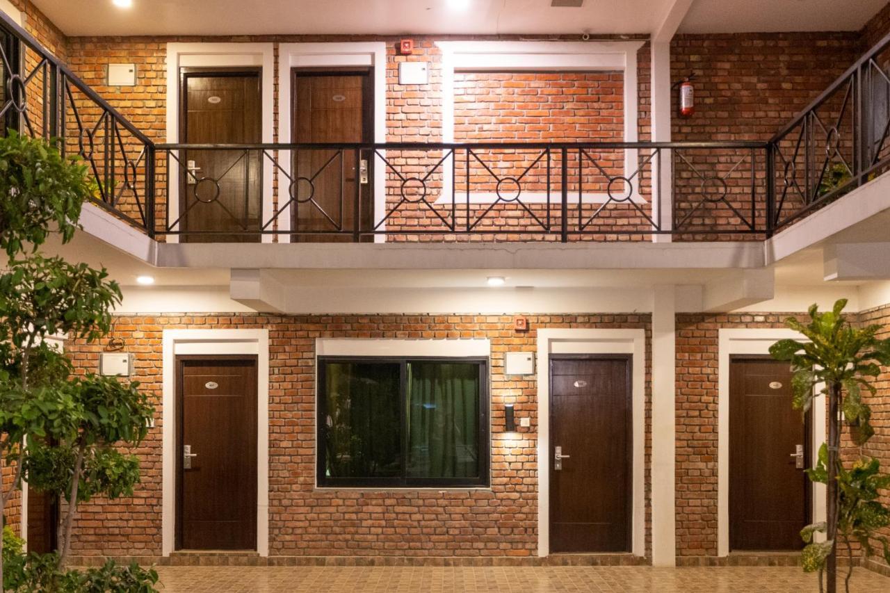 Dreamland Gold Resort & Hotel Siddharthanagar Exterior photo