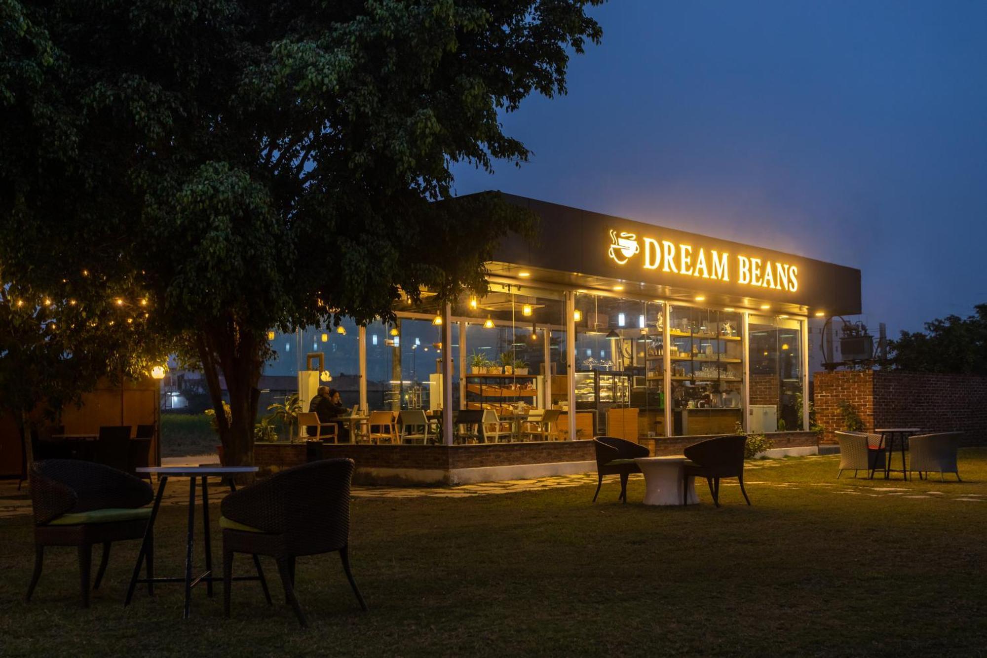 Dreamland Gold Resort & Hotel Siddharthanagar Exterior photo