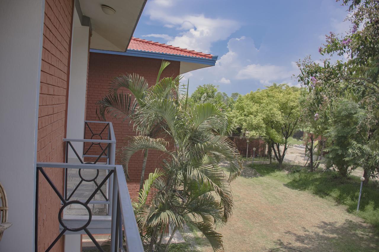 Dreamland Gold Resort & Hotel Siddharthanagar Exterior photo